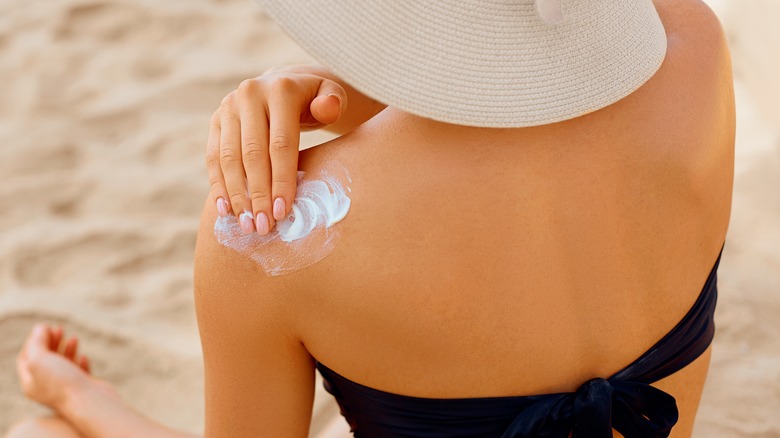 woman applying sunscreen