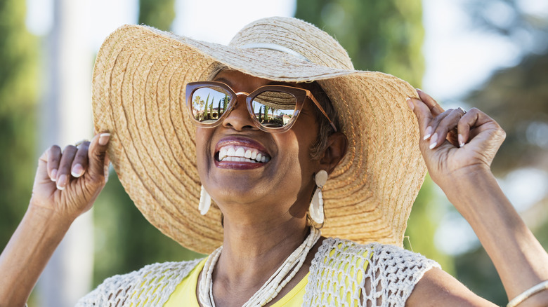 Mature woman with sunglasses and hat