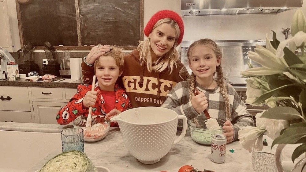 Jessica Simpson baking with her kids