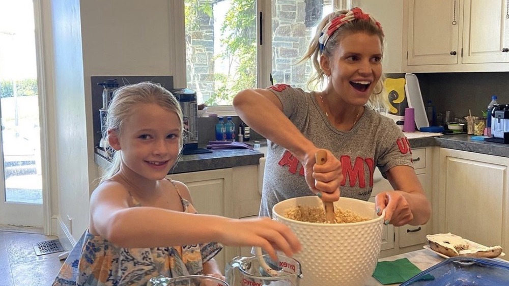 Jessica Simpson baking with her daughter