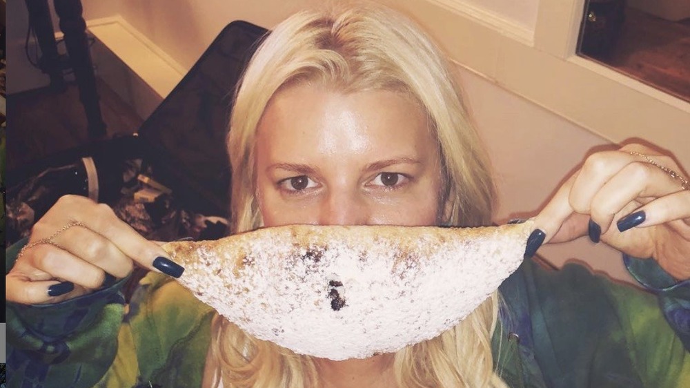 Jessica Simpson with a snack