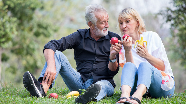 couple looking at fruit