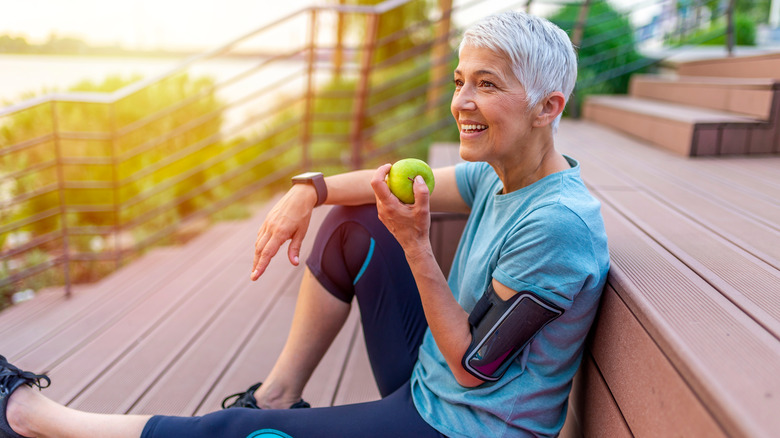 sporty woman eating apple