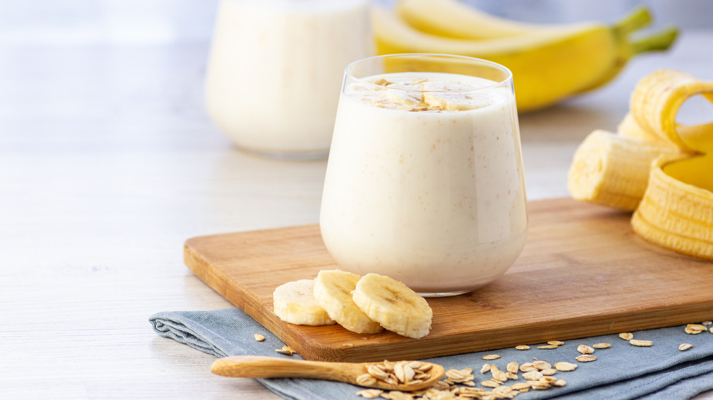 Banana and milk drink with banana slices and oats