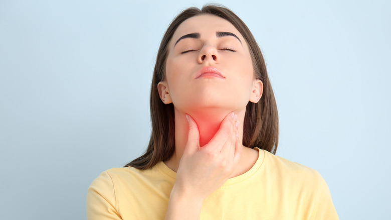 woman checking thyroid