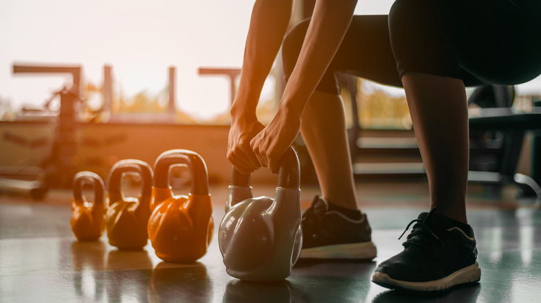 woman lifting kettlebell