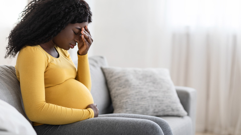 pregnant woman experiencing morning sickness