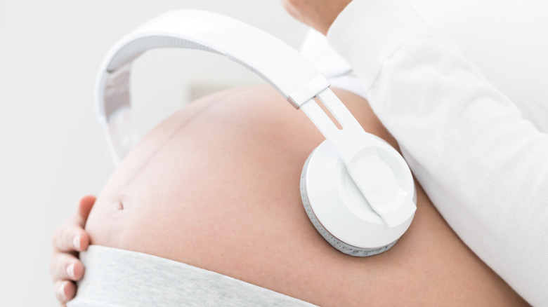pregnant woman listening to music 