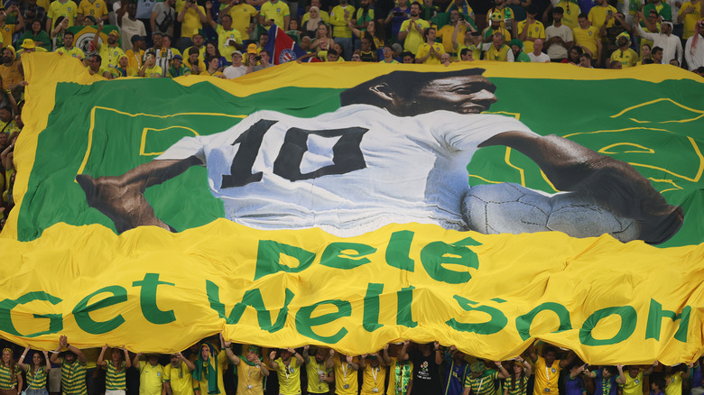 fans showing support for pelé