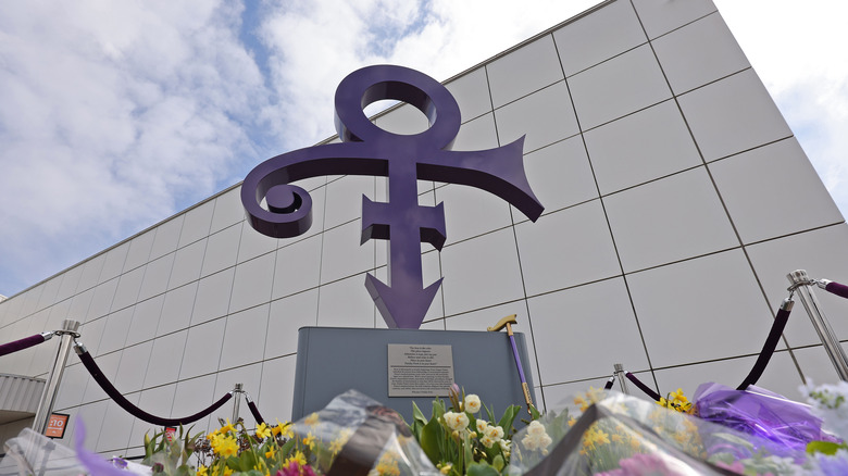 sculpture of Prince's symbol