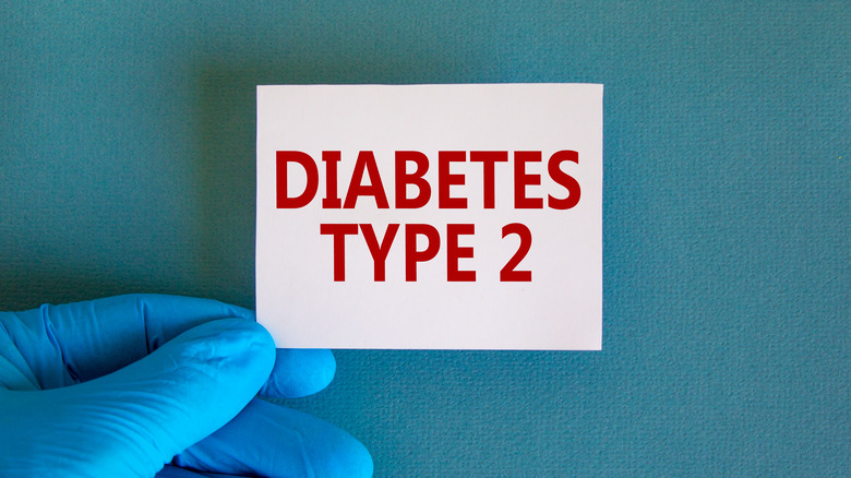 Hand holding card "Diabetes Type 2"