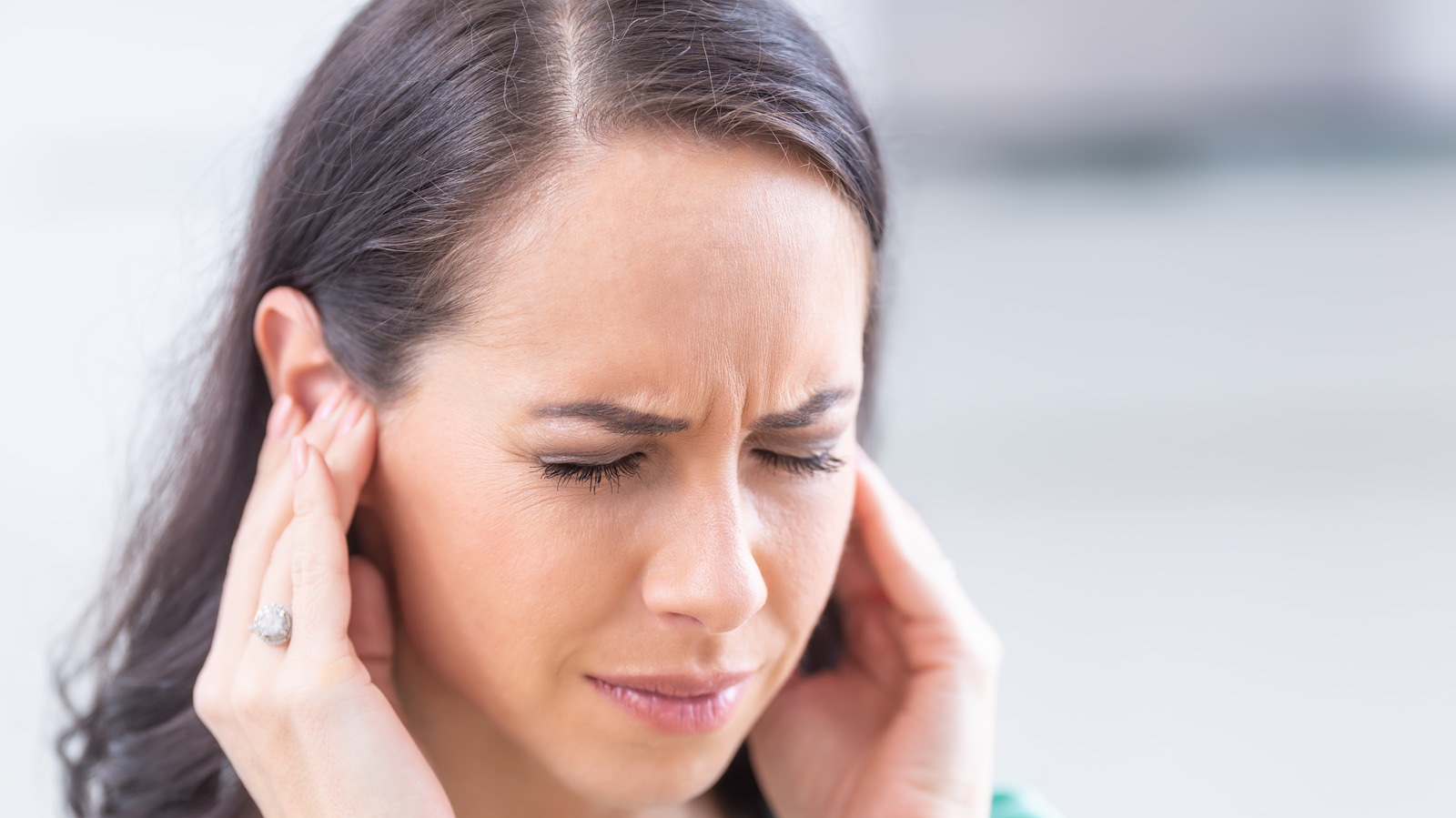 What You Should Do If You Have A Chronic Ringing In Your Ear 0689