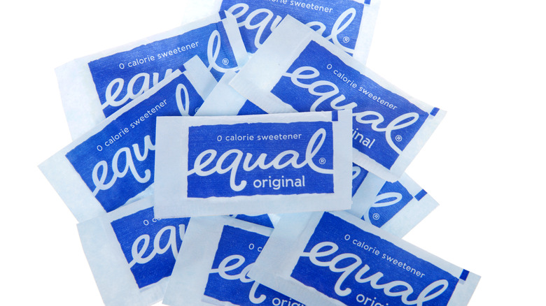 packets of equal sugar substitute