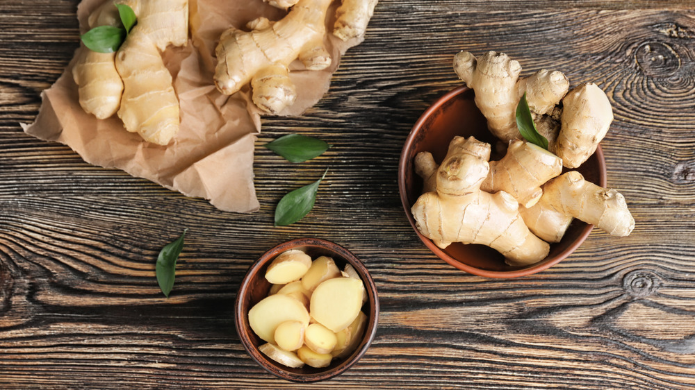 Bowl of ginger root on wooden counter