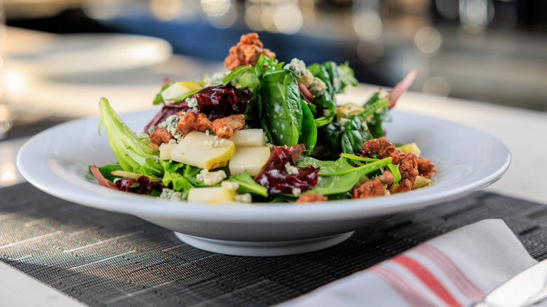 spinach salad with apples and veggies