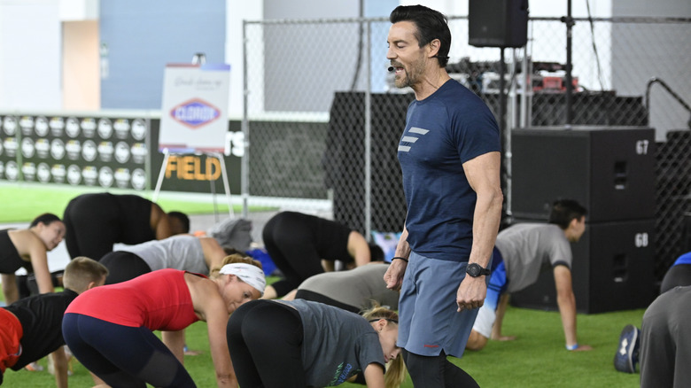 tony horton instructing p90x class