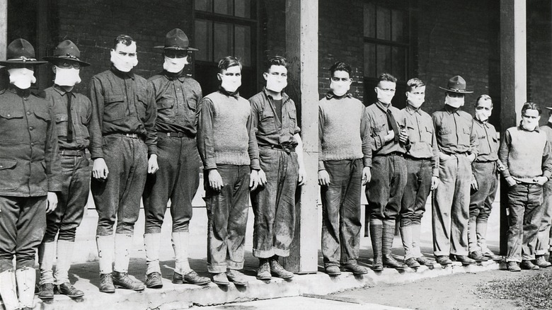 men wearing masks during the spanish flu pandemic 