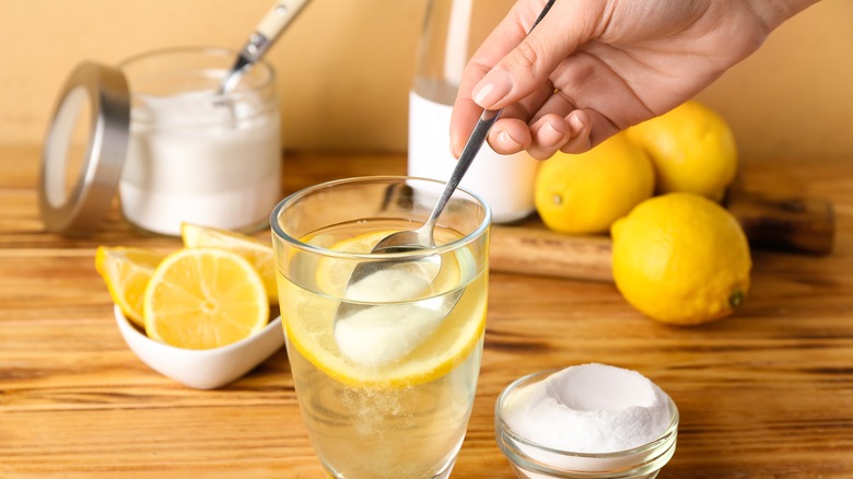 Mixing water with lemon juice and baking soda