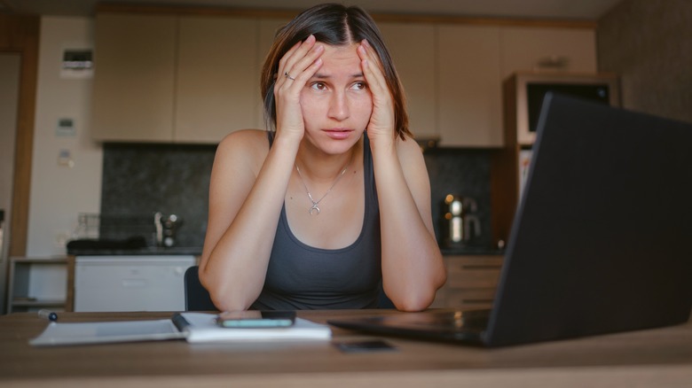 woman looking stressed trouble concentrating at desk mental health