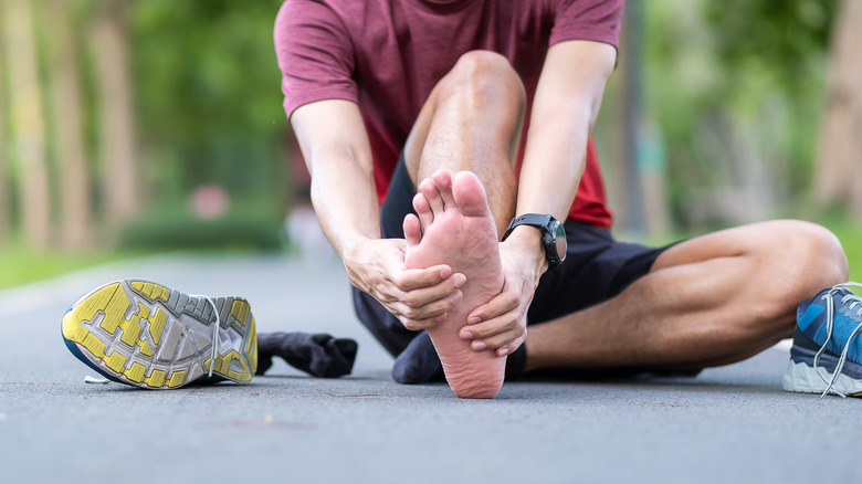 male runner feet pain