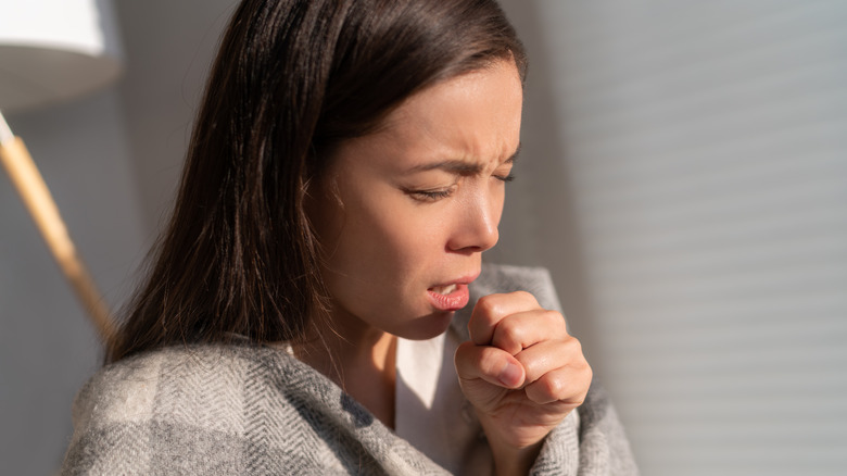 woman coughing dry mouth