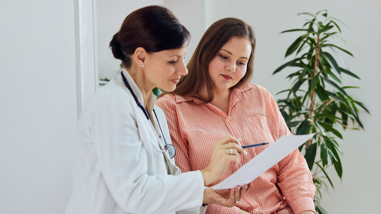 Woman speaking with a nutritionist