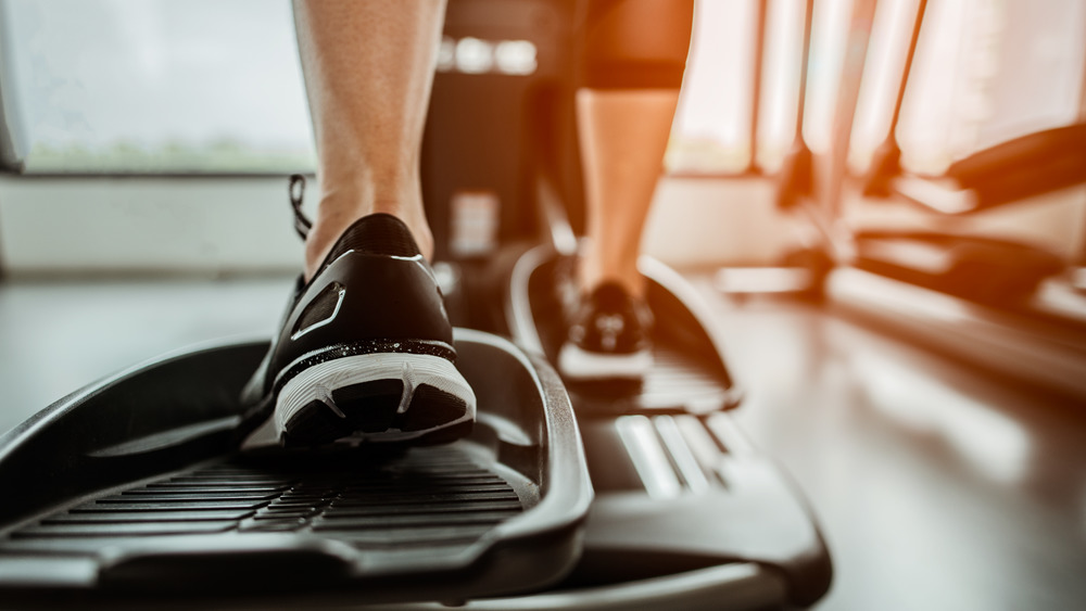 feet on elliptical machine