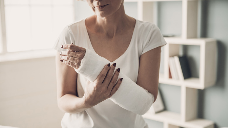 woman with arm in cast