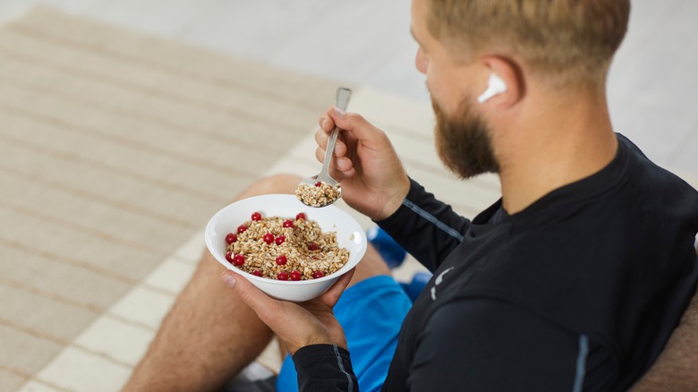 athlete eating oatmeal with berries