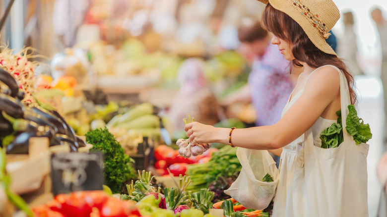 woman shopping for produce at farmers market