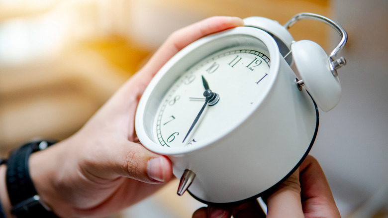 hand changing time on clock