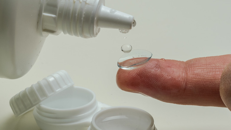 Cleaning contact lenses