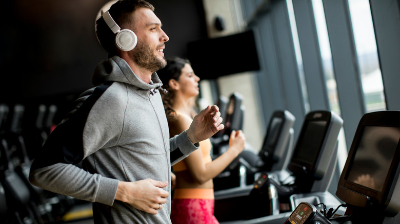 man running at the gym with headphones on