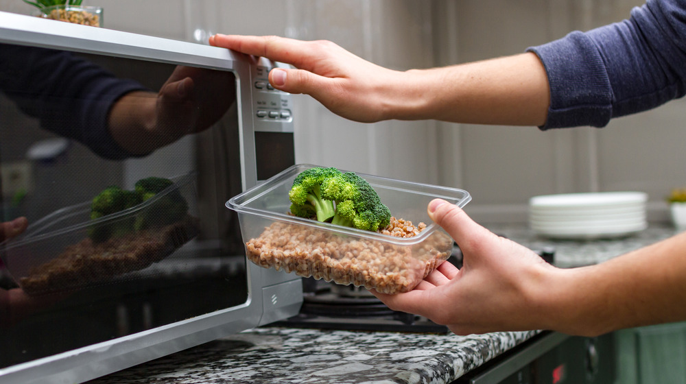 https://www.healthdigest.com/img/gallery/why-you-should-never-microwave-your-food-in-plastic/intro-1612796016.jpg