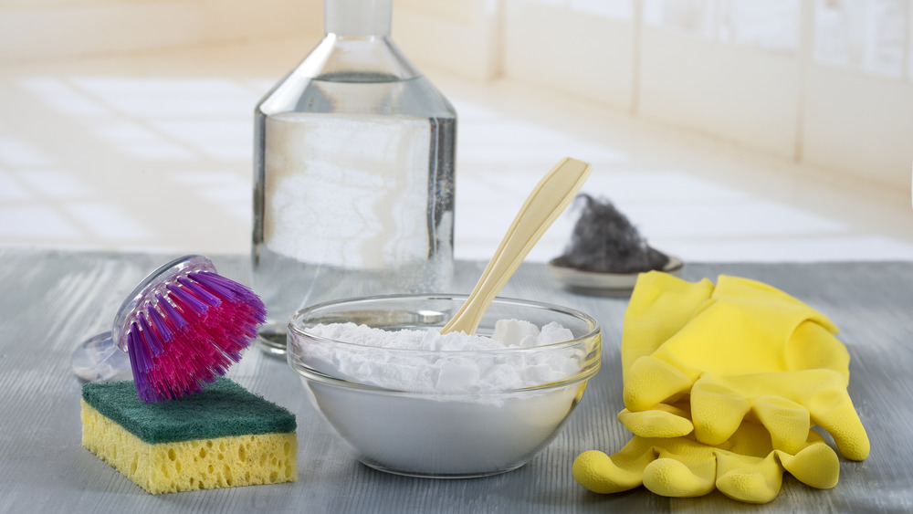 baking soda with cleaning supplies