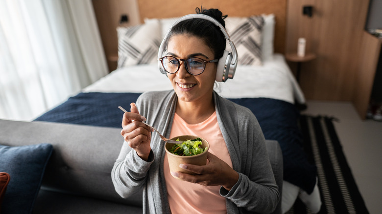 Eating fiber-rich meal