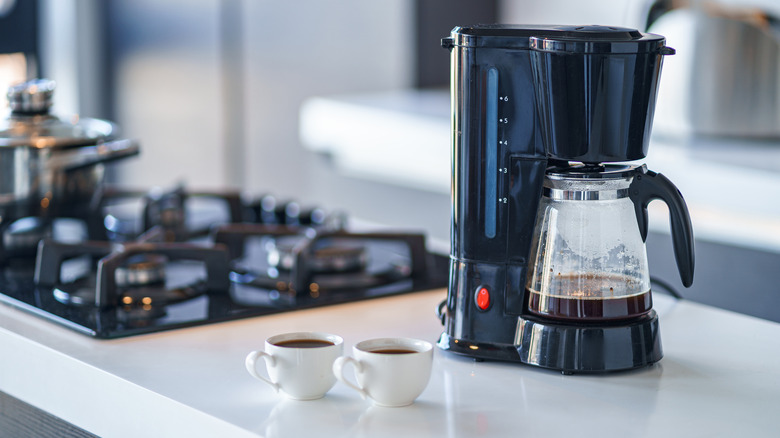 Coffee maker with two cups