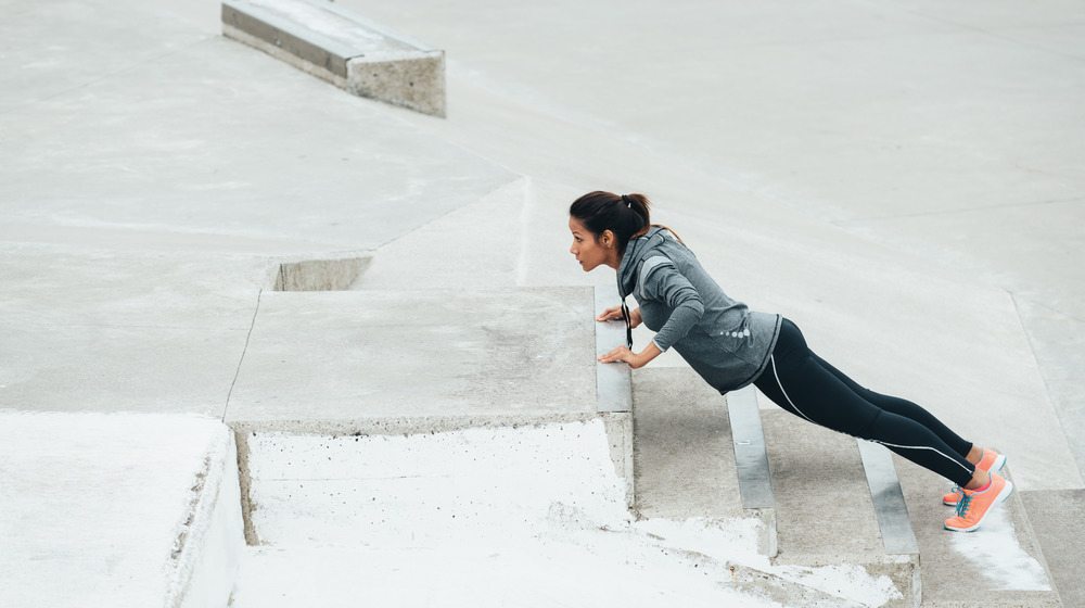 woman doing incline push-up