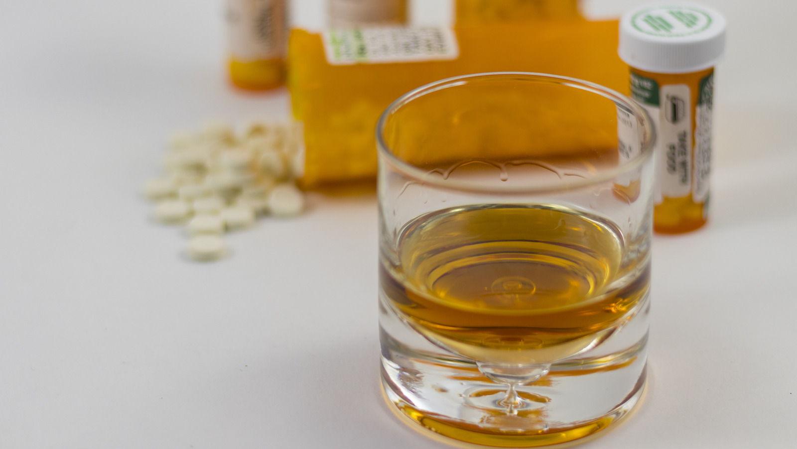 https://www.healthdigest.com/img/gallery/why-you-shouldnt-mix-muscle-relaxers-and-alcohol/l-intro-1643730415.jpg