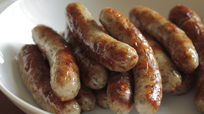 A plate of sausage links