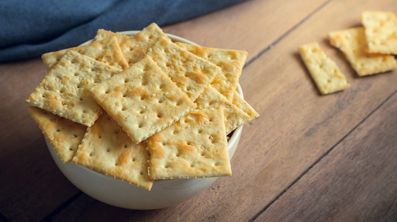 saltines in a small bowl