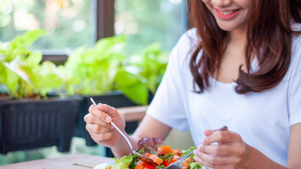 woman eating well