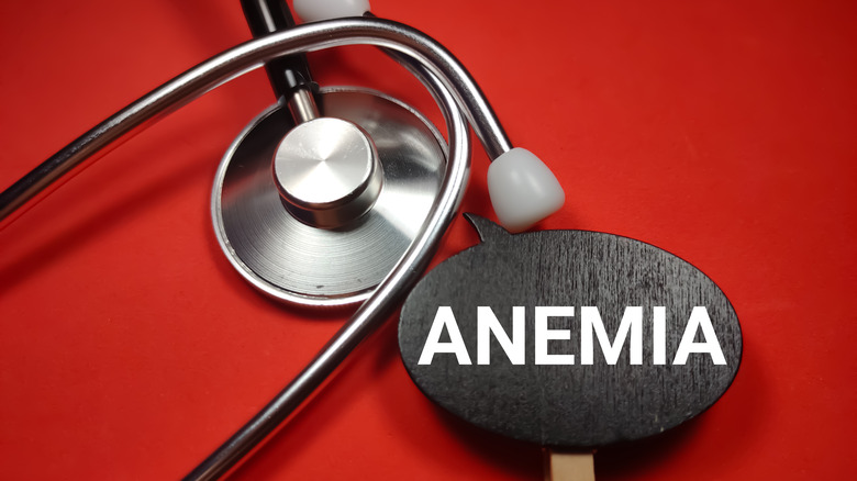 A word balloon saying "anemia" next to a stethoscope 