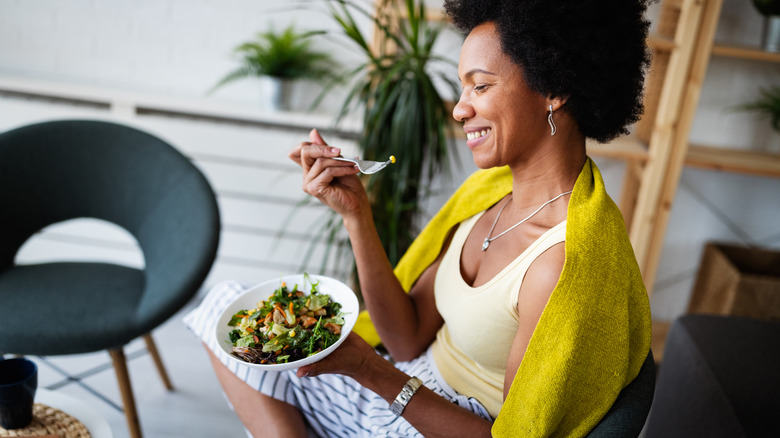 woman eating a healthy vegetarian bowl