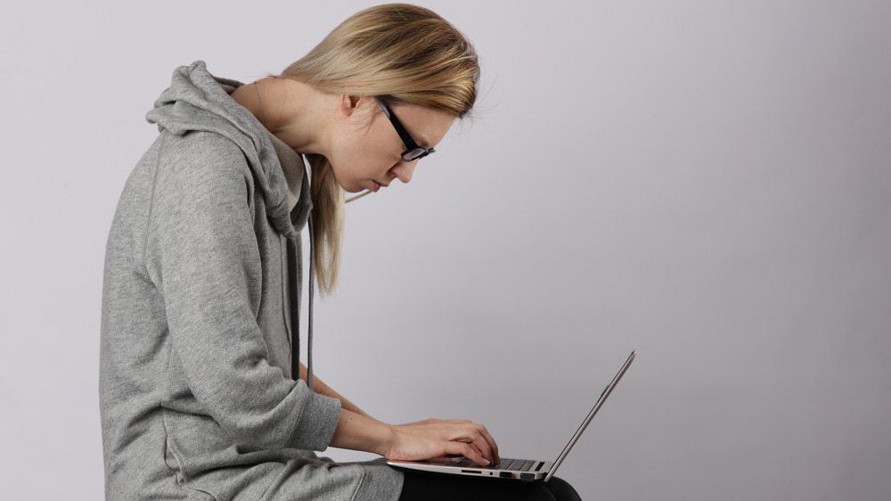 woman on computer, poor posture